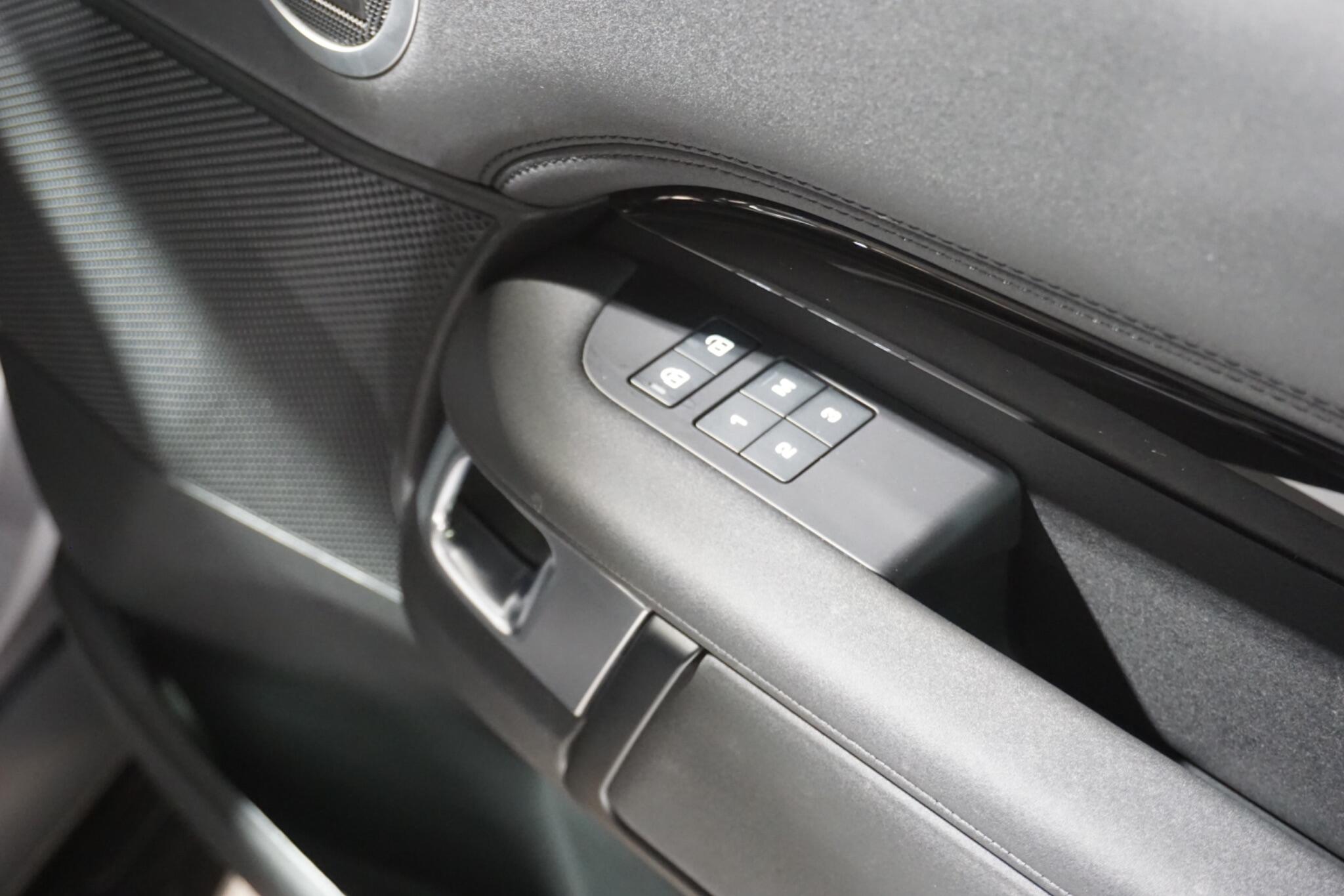 Land Rover Discovery 3.0 D300 MHEV SE SUV 5dr Diesel Auto 4WD Euro 6 (s/s) (300 ps)